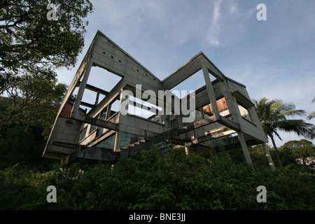 L'une des nombreuses ruines de villas à Kep, détruit à la suite de la libération de Vietnamiens au Cambodge en 1979. Banque D'Images