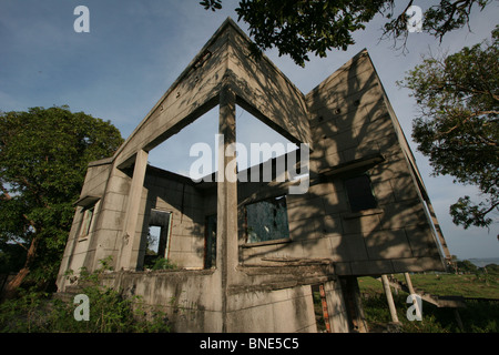 L'une des nombreuses ruines de villas à Kep, détruit à la suite de la libération de Vietnamiens au Cambodge en 1979. Banque D'Images