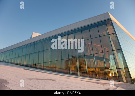 Oslo opera house baigné de soleil en hiver Banque D'Images