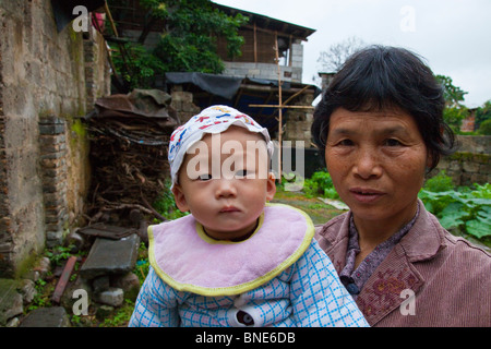 Grand-mère et bébé dans Fuli ville près de Guilin et Yangshuo dans la province de Guangxi, Chine Banque D'Images