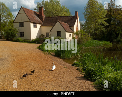 Willy Lott's Cottage a16ème siècle dans la région de cottage, Suffolk, Angleterre Flatford dispose que dans la peinture de John Constable Le Hay Wain Banque D'Images