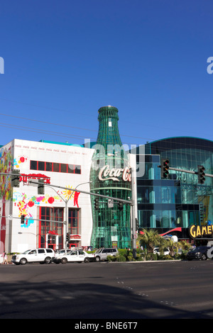 Outback Steakhouse bar et club sur le strip, Las Vegas, avec fenêtre en verre bouteille de Coke géant ascenseur Banque D'Images