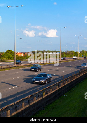 Voitures voyageant sur la M1 dans le Leicestershire Angleterre UK la première autoroute à être construit en Grande-Bretagne Banque D'Images