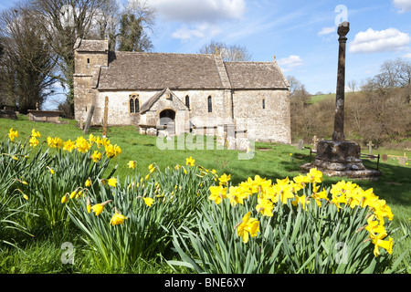 Le printemps à l'église saxonne de St Michel dans le village de Cotswold Duntisbourne Rouse, Gloucestershire Banque D'Images