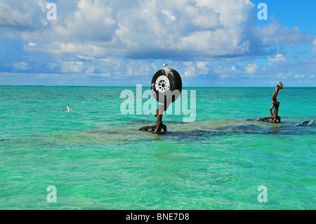 Un ancien avion de transport de drogues qui a tenté d'éluder l'application de la loi est maintenant un récif peu profond juste à côté de l'île de Bimini aux Bahamas Banque D'Images