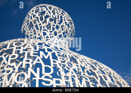 La Grande nomade d'Antibes par Jaume Plensa, Antibes, France. l'image montre l'illustration contre un ciel bleu profond Banque D'Images