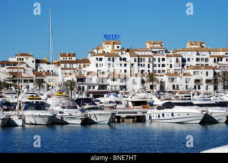 Vue sur le port, Puerto Banus, Marbella, Costa del Sol, la province de Malaga, Andalousie, Espagne, Europe de l'Ouest. Banque D'Images