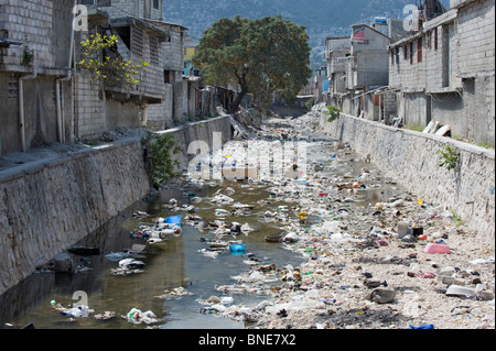 Rivière remplie d'ordures, de Port-au-Prince, Haïti, Caraïbes Banque D'Images