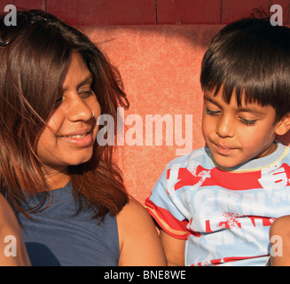 Une jeune mère et fils passe du temps de qualité ensemble. Photo prise à Chandigarh, Inde Banque D'Images