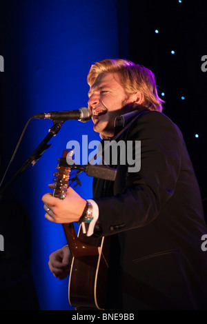 Musique live concert - Peter Donegan, fils de Lonnie Donegan effectue son père skiffle classique, rock et folk numbers Banque D'Images