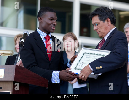 Étudiant afro-américain au début de Garza College High School à Brookhaven College présente une décoration à un législateur de l'Etat Banque D'Images