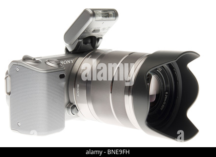 Sony Alpha NEX - système NEX-5 avec objectif zoom, flash amovible et soulevé pour position on Banque D'Images