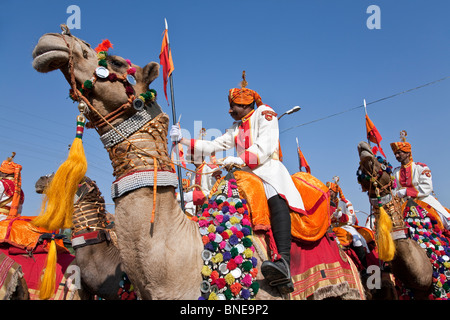 Soldat indien chameaux. Défilé du Festival de Jaisalmer. Le Rajasthan. L'Inde Banque D'Images