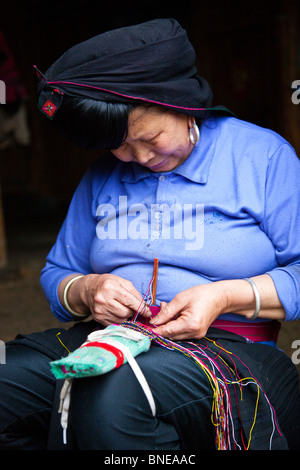 Yao femme couture dans Village Dazhai, Longsheng, Guangxi Province, China Banque D'Images