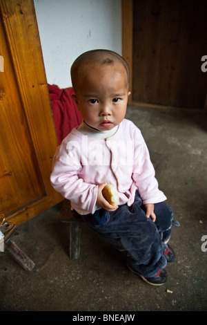 Yao baby girl dans Village Dazhai, Longsheng, Guangxi Province, China Banque D'Images