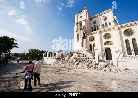 Le nettoyage des débris de Port-au-Prince, Haïti, Caraïbes après le séisme de 2010 Banque D'Images