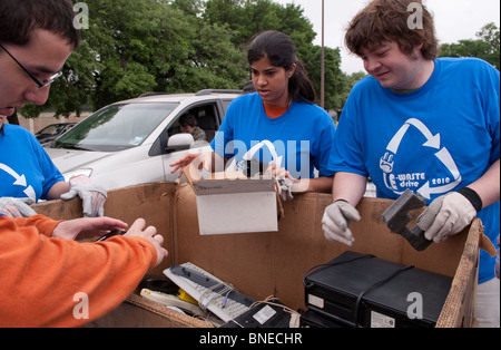 Étudiants en génie de l'Université du Texas de coordonner un 'E-déchets pour recycler les vieux ordinateurs et appareils électroniques Banque D'Images