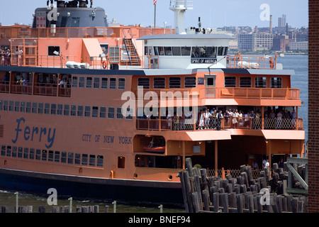 Staten Island Ferry "l'esprit de l'Amérique" accostage à la borne St George, Staten Island à New York. Banque D'Images