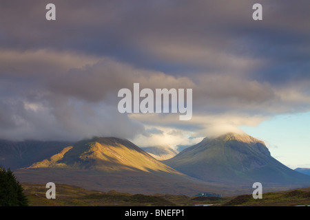 Soir, Rouge Cullin à Sligachan, Sgurr nan Gillean (à droite dans la brume), Île de Skye, Écosse, Hébrides intérieures. Banque D'Images