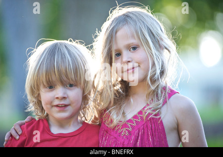 Portrait de Soeur et frère plus jeune dans le Texas, USA