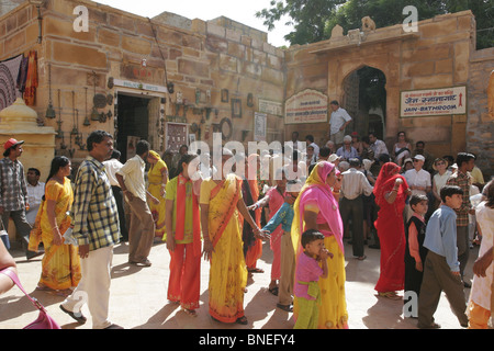 La foule des visiteurs en face d'un temple jaïn à Jaislamer, Rajasthan, Inde Banque D'Images