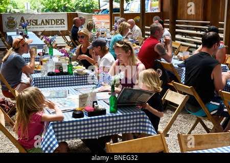 Auslander Restaurant Biergarten et Hill Country, Fredericksburg, au Texas, USA Banque D'Images