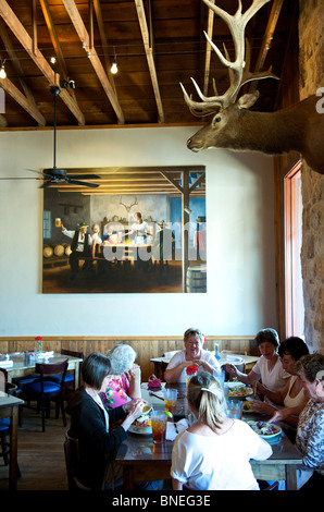 Groupe de femmes dans la soixantaine et dîner au restaurant Biergarten Auslander Hill Country, Fredericksburg, au Texas, USA Banque D'Images