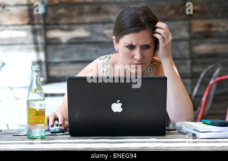 Girl working on laptop in trendy Jo's Cafe, pas d'utilisation commerciale Austin, Texas, États-Unis Banque D'Images