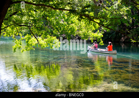 Canoe a été une location de bateau sur la rivière Colorado dans Zilkar Park Austin, Texas, États-Unis Banque D'Images