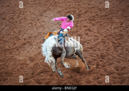 L'essayant de jeter Rodeo Cowboy membre de l'érythroblastopénie à partir de son retour à Petite-ville Bridgeport, Texas, États-Unis Banque D'Images