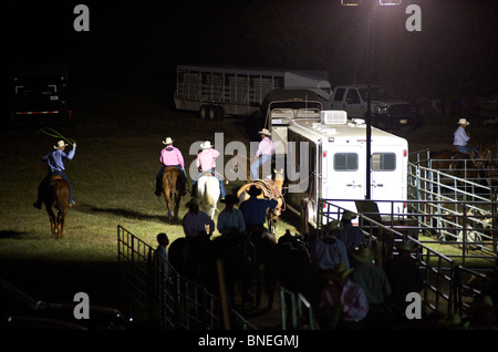 Les membres de l'érythroblastopénie Cowboy riding horses backstage de Bridgeport, Connecticut, USA Banque D'Images