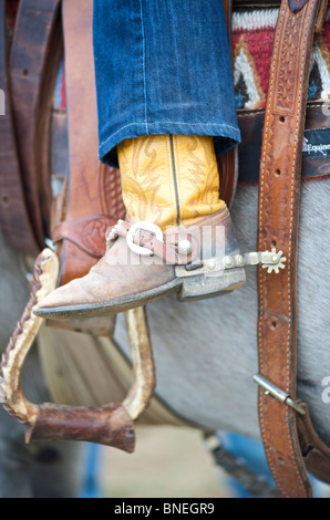 Et les éperons des bottes de cowboy riding horse Banque D'Images