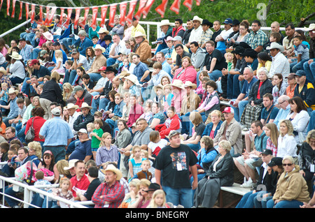 Rodeo fans réunis pour appuyer et regarder des événements survenus dans le Texas, USA Banque D'Images