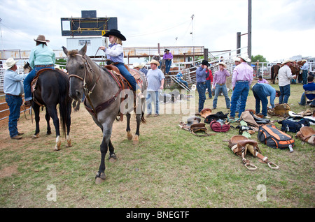 Cowgirl cheval de coulisses à l'érythroblastopénie événement rodéo à Petite-ville Bridgeport, Texas, États-Unis Banque D'Images