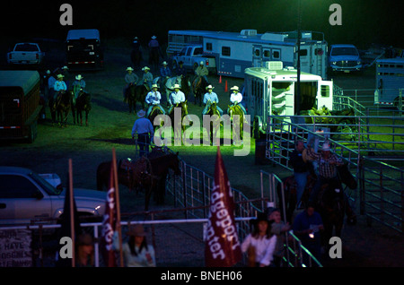 Cow-boys et cow dans leurs temps libres, à coulisses à PRCA Rodeo à Petite-ville Bridgeport, Texas, États-Unis