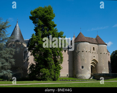 Le Château à douves de Ainay-Le-Vieil Banque D'Images