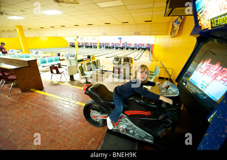 Trois ans équitation jeu moto en salle de bowling Texas, États-Unis