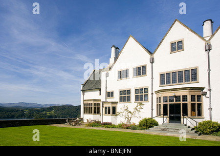 La façade sud de Blackwell House conçu par Mackay Hugh Baillie Scott à Bowness-on-Windermere, Cumbria Banque D'Images