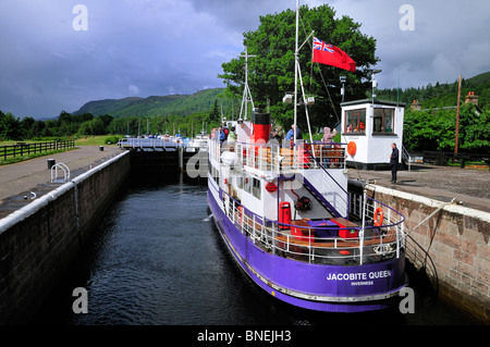 La Reine Jacobite s'arrête à un verrou sur le Canal Calédonien juste au sud d'Inverness Banque D'Images