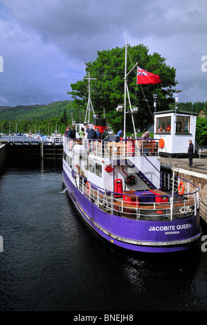 La Reine Jacobite s'arrête à un verrou sur le Canal Calédonien juste au sud d'Inverness Banque D'Images