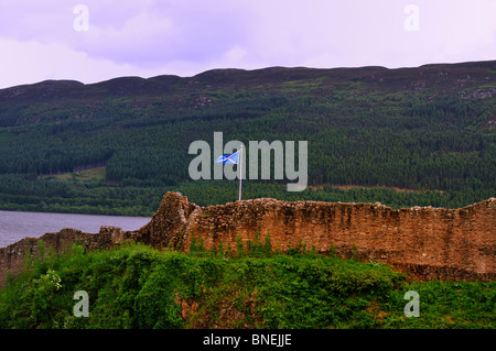 Le drapeau écossais, (un sautoir, Saint Andrew's Cross, ou crux decussata) vole sur les ruines d'Urquhart Castle par le Loch Ness Banque D'Images