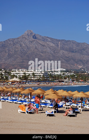 Afficher le long de la plage, de Puerto Banus, Marbella, Costa del Sol, la province de Malaga, Andalousie, Espagne, Europe de l'Ouest. Banque D'Images