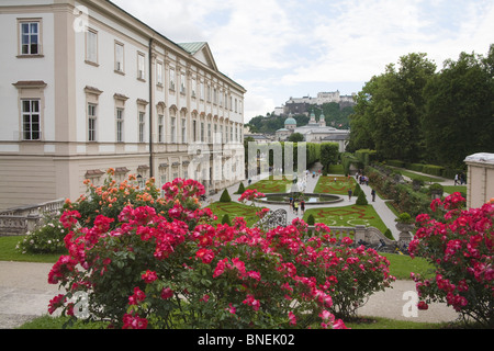 Salzbourg Autriche Europe vue de Schloss Mirabell et ses jardins à la Forteresse de Hohensalzburg construite en 1606 par le prince-archevêque Wolf Dietrich pour Salomé Alt Banque D'Images