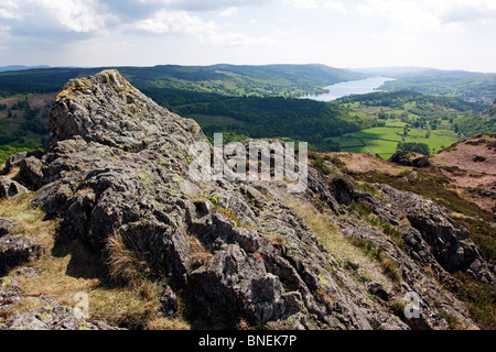 Les affleurements rocailleux sur Holme est tombé près de Coniston dans le Parc National du Lake District, Cumbria, Angleterre. Banque D'Images