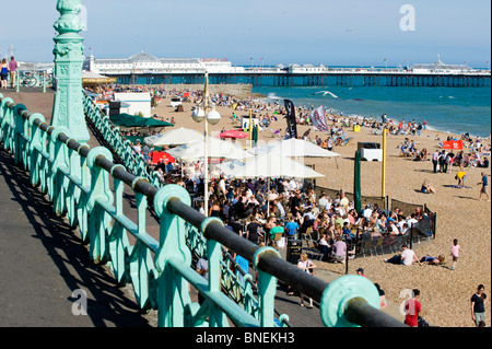 Front de Mer et plage de galets bondés, Brighton, East Sussex, Royaume-Uni Banque D'Images