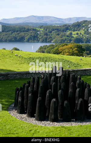 Dome noir par David Nash (2009) à Blackwell House avec le lac Windermere en arrière-plan Banque D'Images