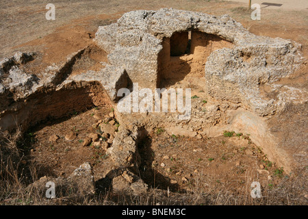 Nécropole d'Anghelu Ruju - une cave - complexe nuragique taillée dans la pierre en 2900 BC situé à 10km au nord d'Alghero Banque D'Images