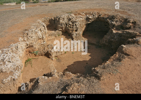 Nécropole d'Anghelu Ruju - une cave - complexe nuragique taillée dans la pierre en 2900 BC situé à 10km au nord d'Alghero Banque D'Images