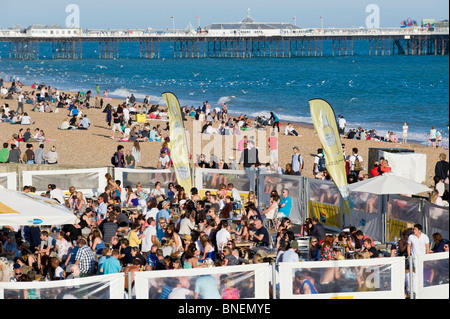 Bars bondés et plage sur chaude journée d'été, Brighton, East Sussex, Royaume-Uni Banque D'Images