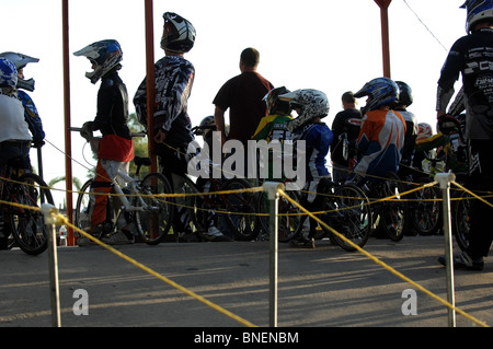 Les jeunes cyclistes de BMX à la piste de course locale à Orange, en Californie. Banque D'Images